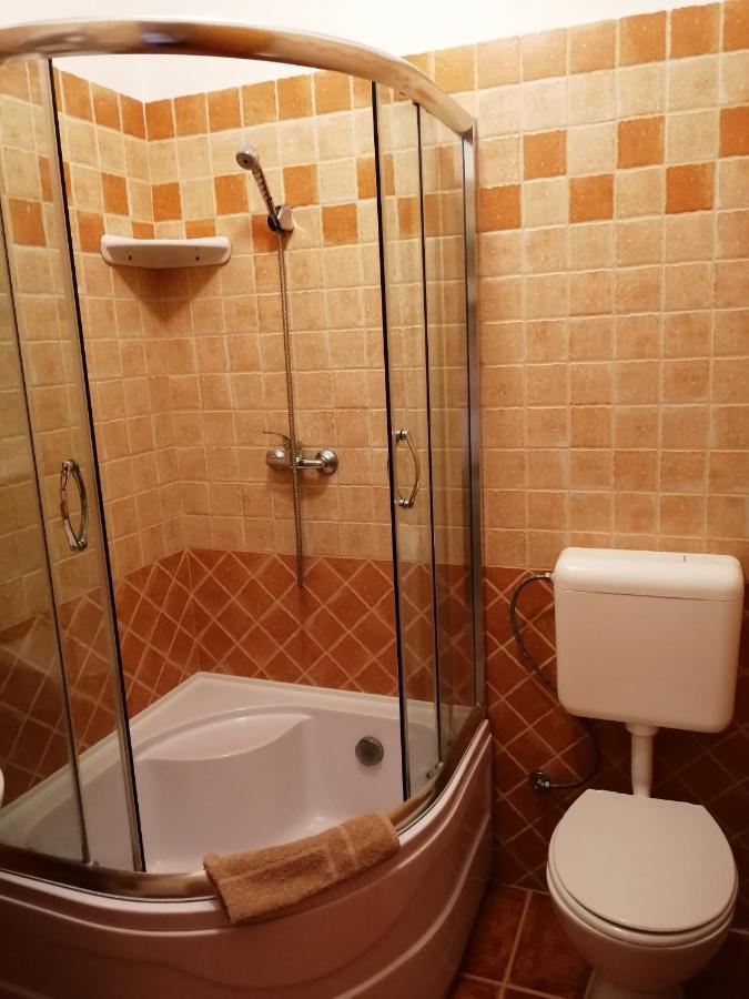 에스테르곰 Karpatia Panzio B&B 외부 사진