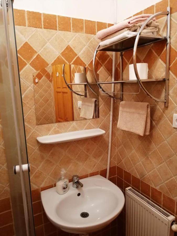 에스테르곰 Karpatia Panzio B&B 외부 사진